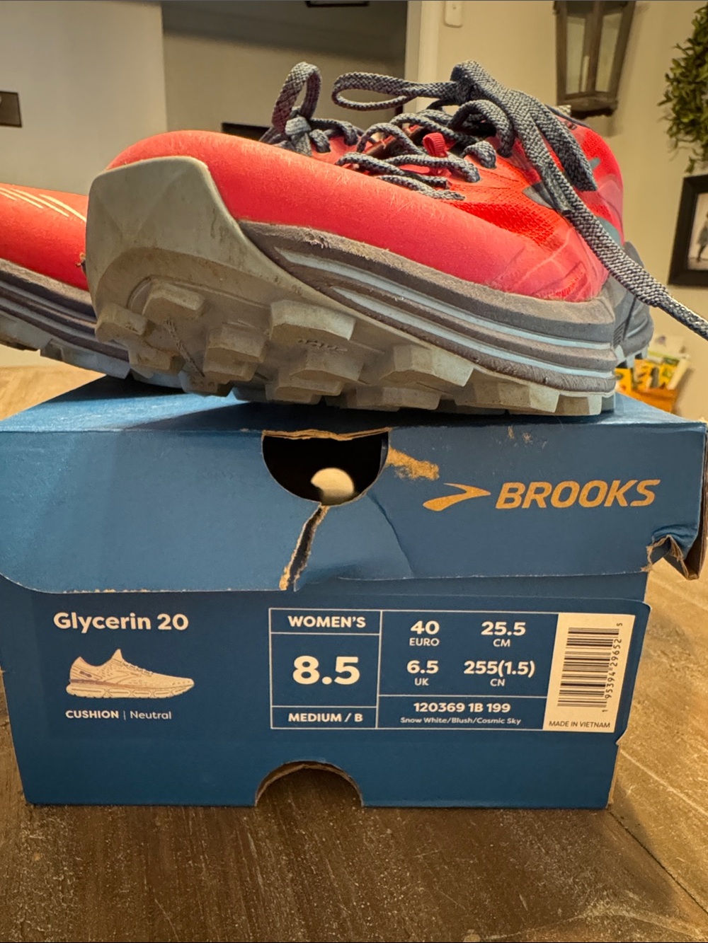 Brooks Women’s Cascadia 16 trail Shoes in Red and dusty blue - Picture 2 of 6